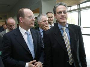 Männer in Anzügen bei einem offiziellen Besuch