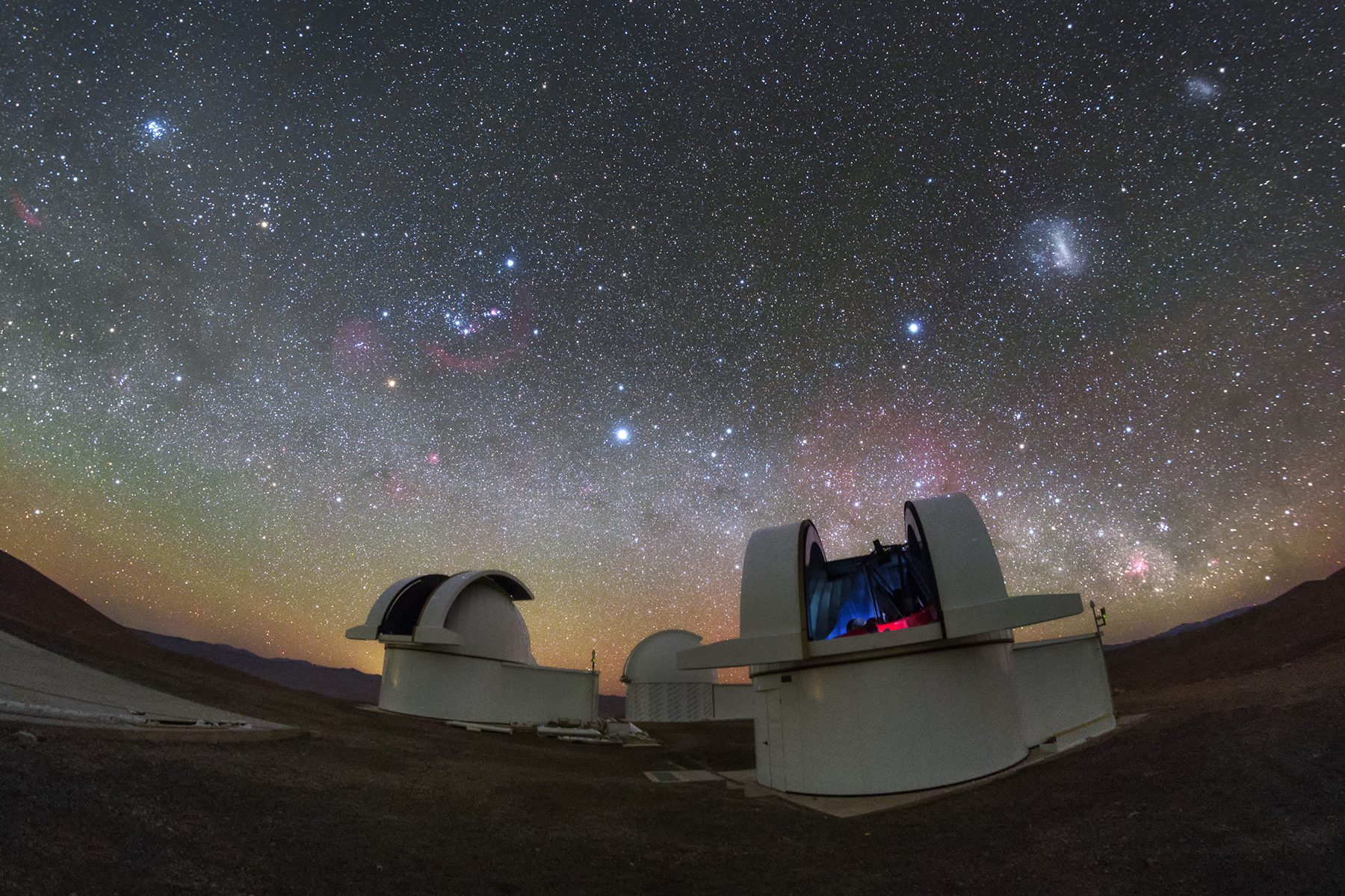 Die Teleskope des SPECULOOS Southern Observatory blicken in den atemberaubenden Nachthimmel über der Atacamawüste in Chile.