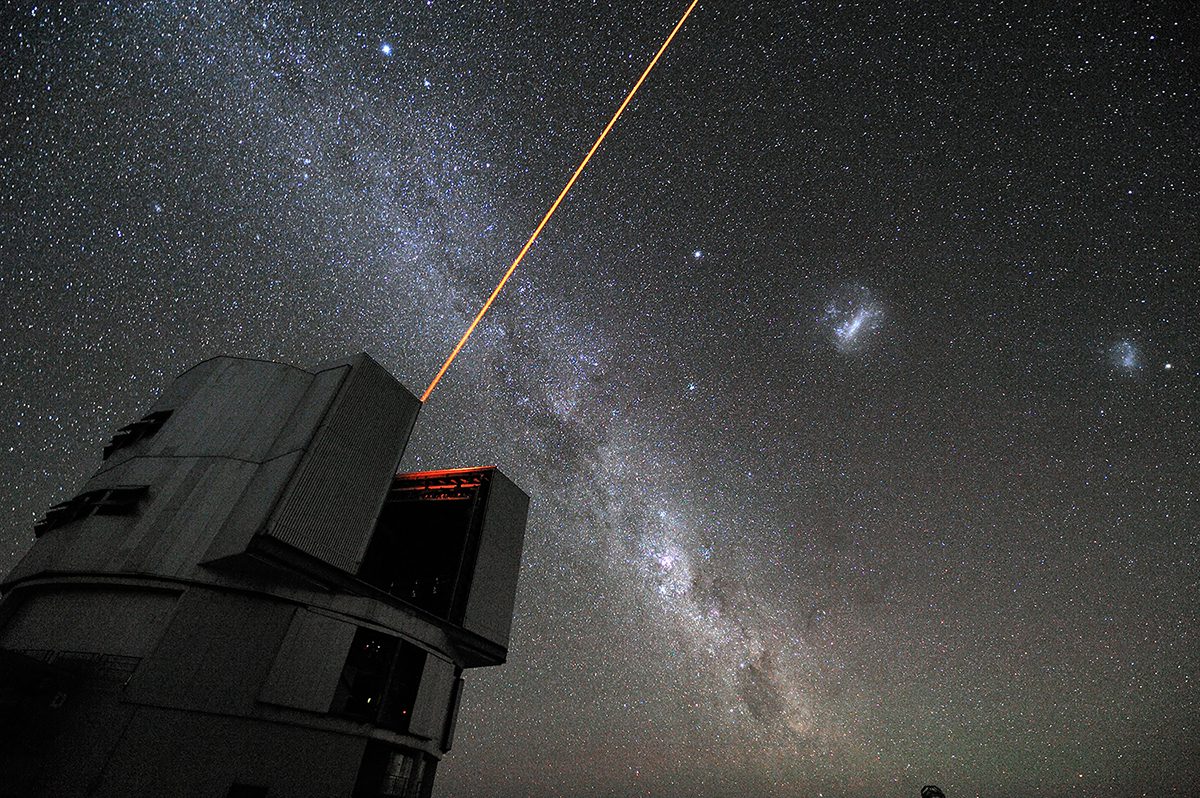 VLT telescope from which a laser beam protrudes.