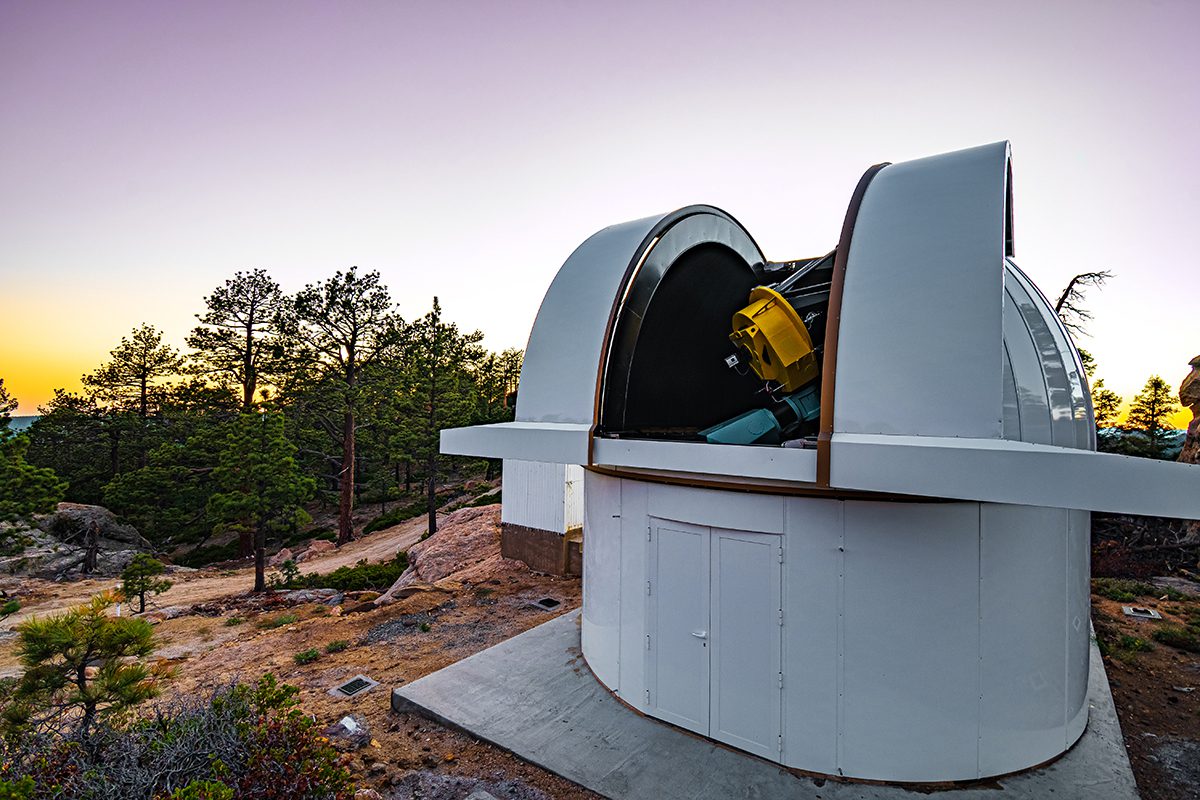 Teleskop in schöner Abendstimmung in der Natur