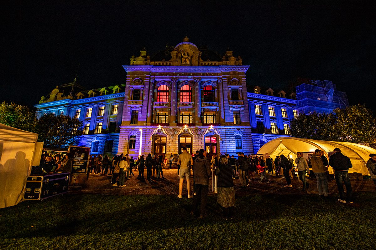 Farbig beleuchtetes Hauptgebäude Universität Bern an der Nacht der Forschung