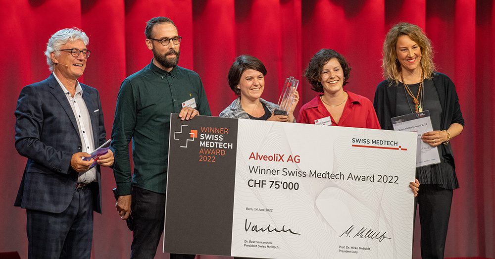 Die 5 Gewinnerinnen und Gewinner des Swiss Medtech Wards, halten das Preisdiplom gemeinsam.