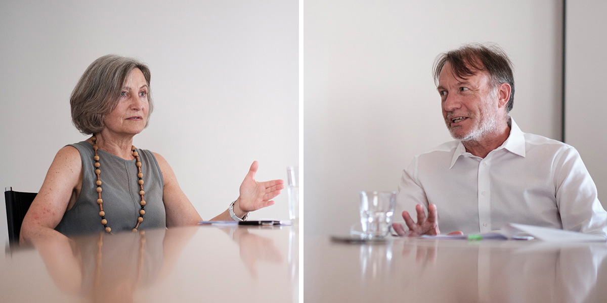 Angelika Kalt et Hugues Abriel assis à la table pendant l'interview