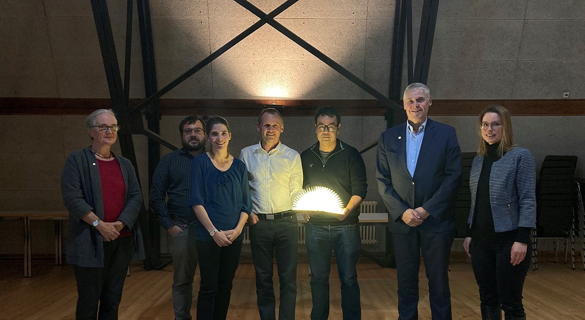 Teilnehmende der Prix Lux-Verleihung an den NCCR «RNA & Disease» mit dem Preis in der Mitte.
