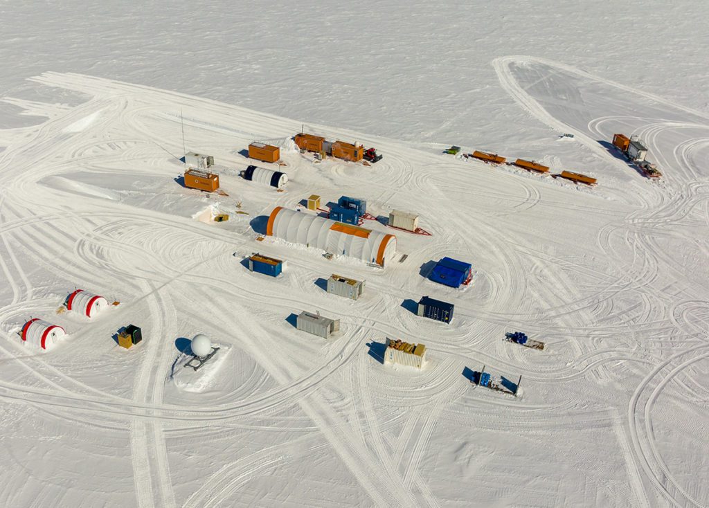 Vue aérienne du camp de Litte Dome C en Antarctique.